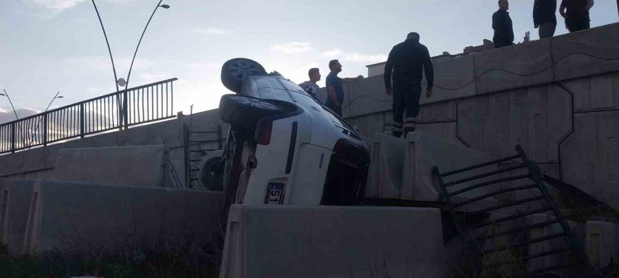 Kontrolden Çıkan Otomobil Üst Geçitten Düştü: 1 Yaralı