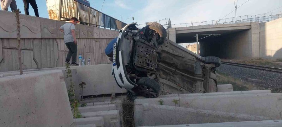 Kontrolden Çıkan Otomobil Üst Geçitten Düştü: 1 Yaralı