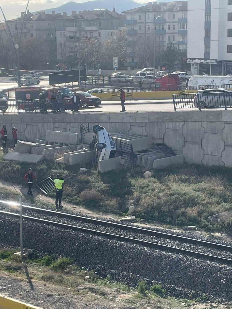 Kontrolden Çıkan Otomobil Üst Geçitten Düştü: 1 Yaralı