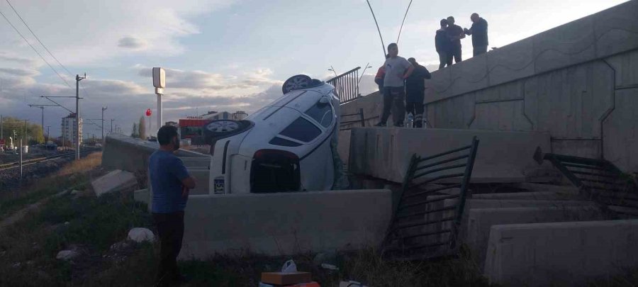 Kontrolden Çıkan Otomobil Üst Geçitten Düştü: 1 Yaralı