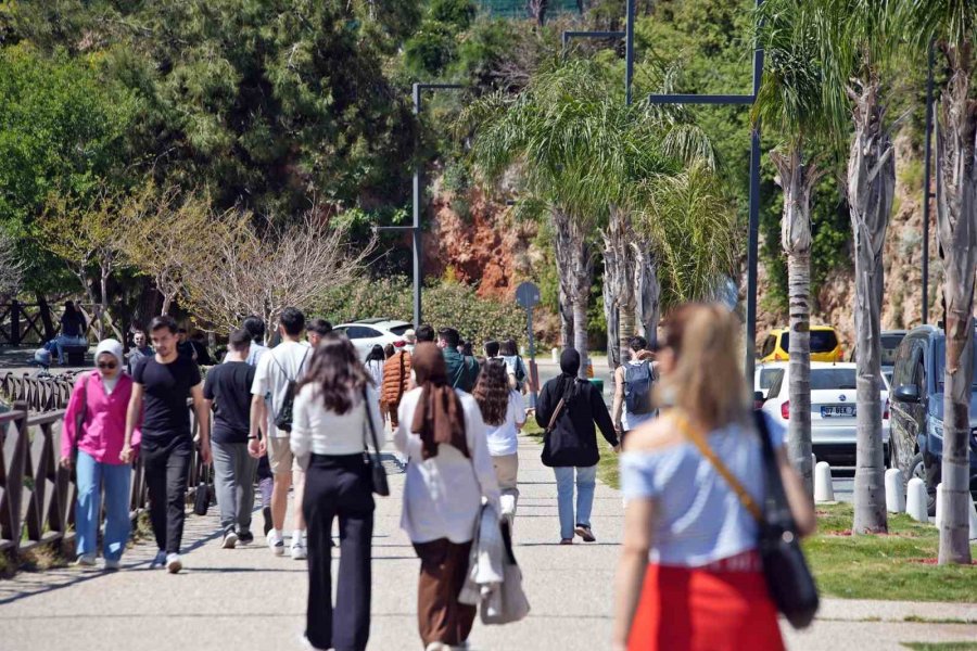 9 Günlük Bayram Tatili Antalya’da Nisan’ı Haziran’a Çevirdi