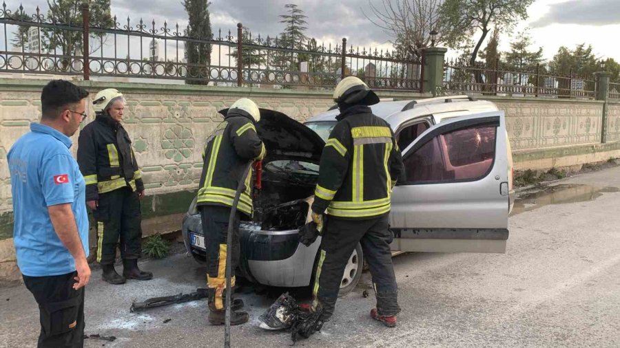 Mezarlık Ziyaretine Gitti, Aracı Yandı