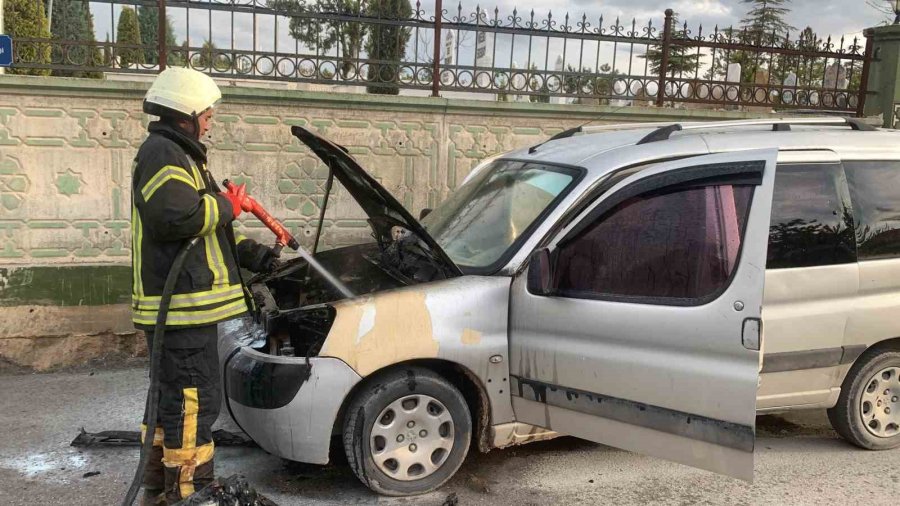 Mezarlık Ziyaretine Gitti, Aracı Yandı