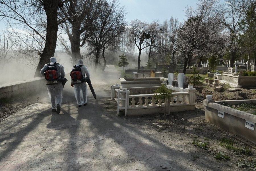 Melikgazi’de Mezarlıklar Bayrama Hazır