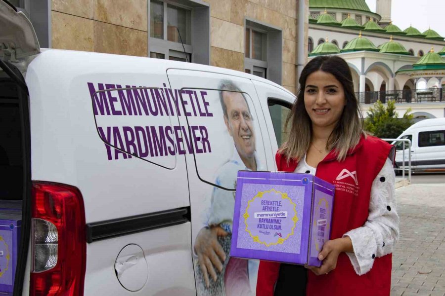 Belediyeden Çalışanlarına Ve Öğrencilere Bayram Hediyesi