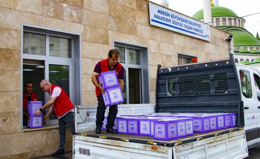 Belediyeden Çalışanlarına Ve Öğrencilere Bayram Hediyesi