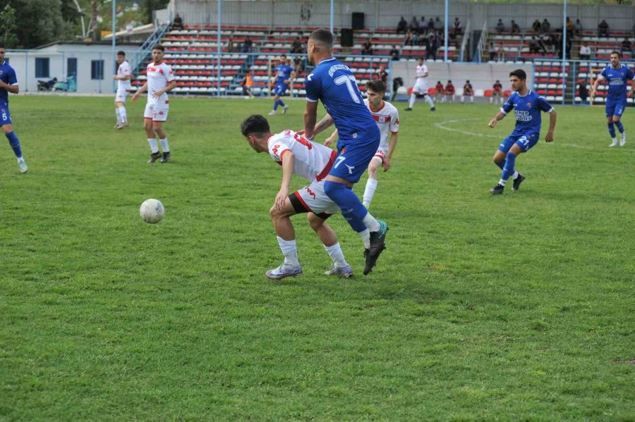 Kemer Belediye Spor Evinde Galip Geldi