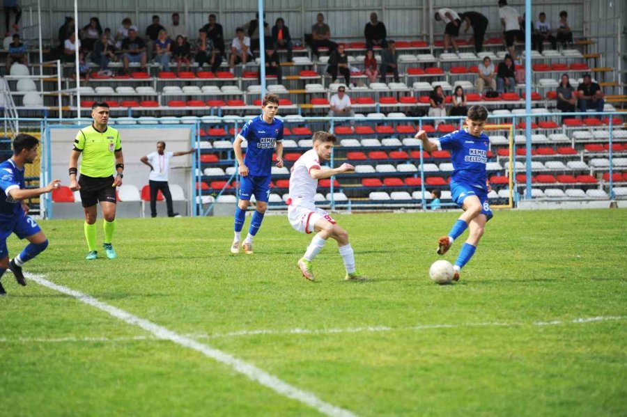 Kemer Belediye Spor Evinde Galip Geldi