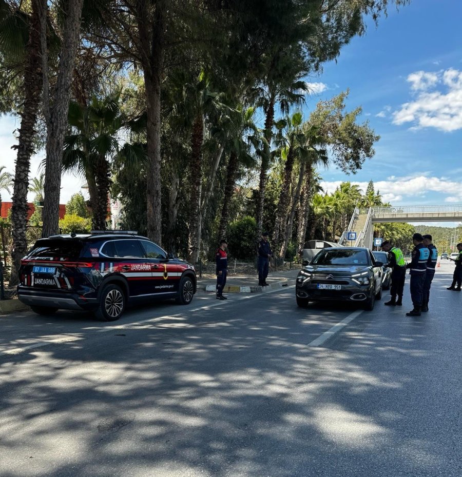 Alanya’da Jandarmadan Sürücülere Güvenli Sürüş Uyarısı