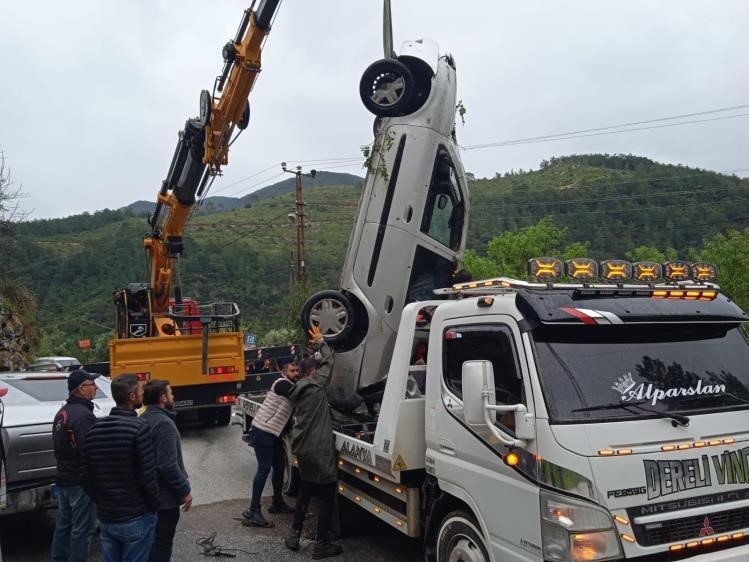 Alanya’da Şarampole Yuvarlanan Araç Hurdaya Döndü