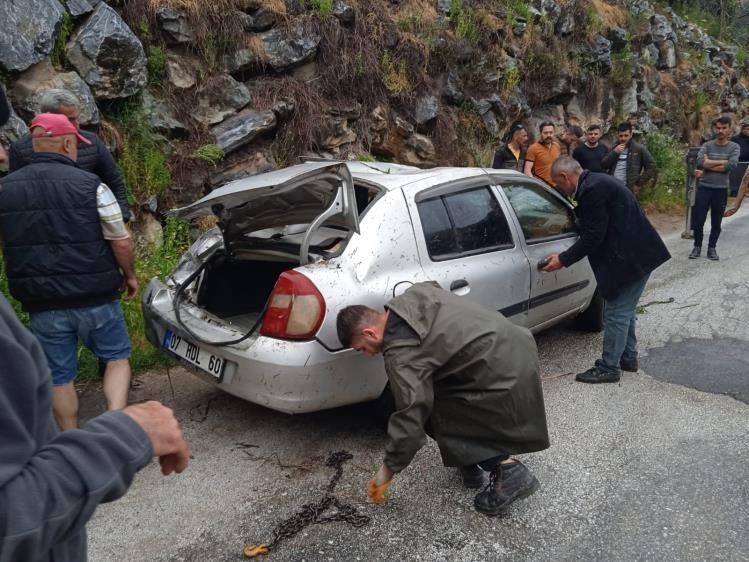 Alanya’da Şarampole Yuvarlanan Araç Hurdaya Döndü