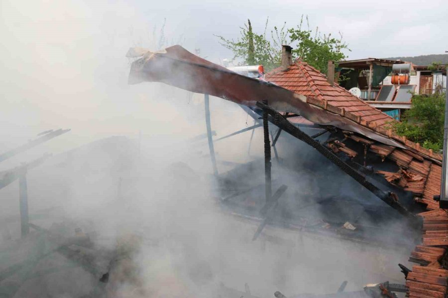 Çocukların Ateşle Oyununda Gecekondu Ve Kamyonet Küle Döndü