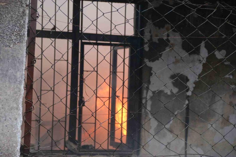 Çocukların Ateşle Oyununda Gecekondu Ve Kamyonet Küle Döndü