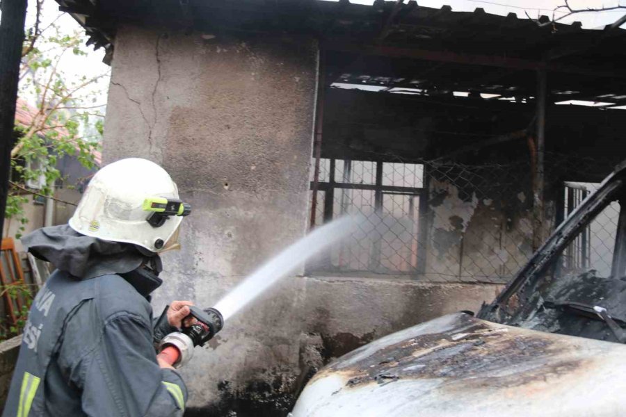 Çocukların Ateşle Oyununda Gecekondu Ve Kamyonet Küle Döndü