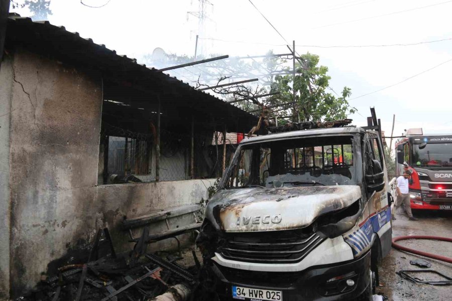 Çocukların Ateşle Oyununda Gecekondu Ve Kamyonet Küle Döndü