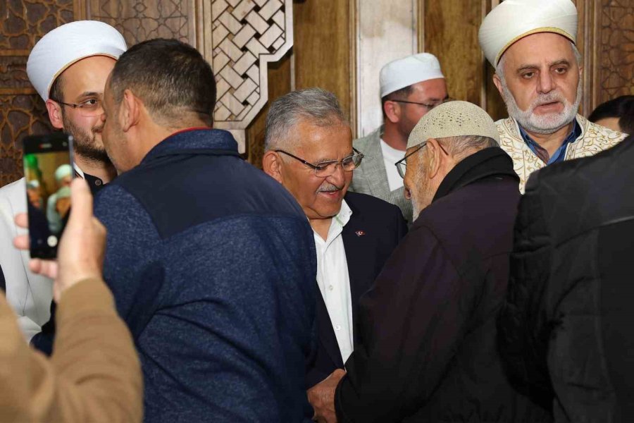 Başkan Büyükkılıç, Teravih Sonrası Vatandaşla Buluştu