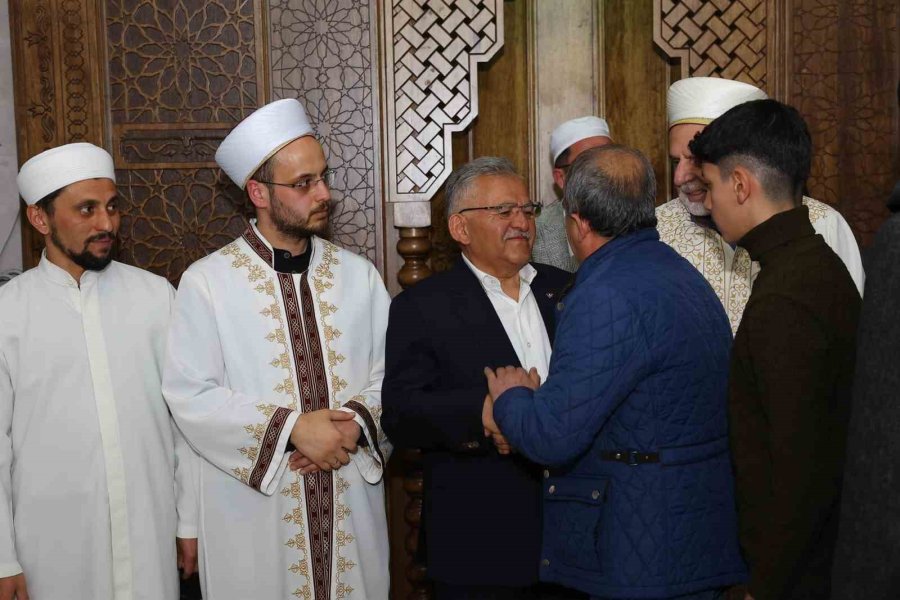 Başkan Büyükkılıç, Teravih Sonrası Vatandaşla Buluştu