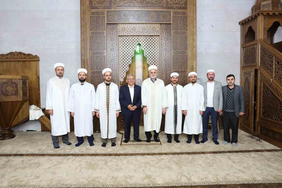 Başkan Büyükkılıç, Teravih Sonrası Vatandaşla Buluştu