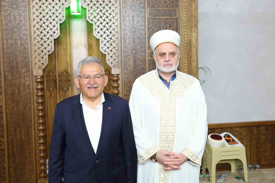 Başkan Büyükkılıç, Teravih Sonrası Vatandaşla Buluştu