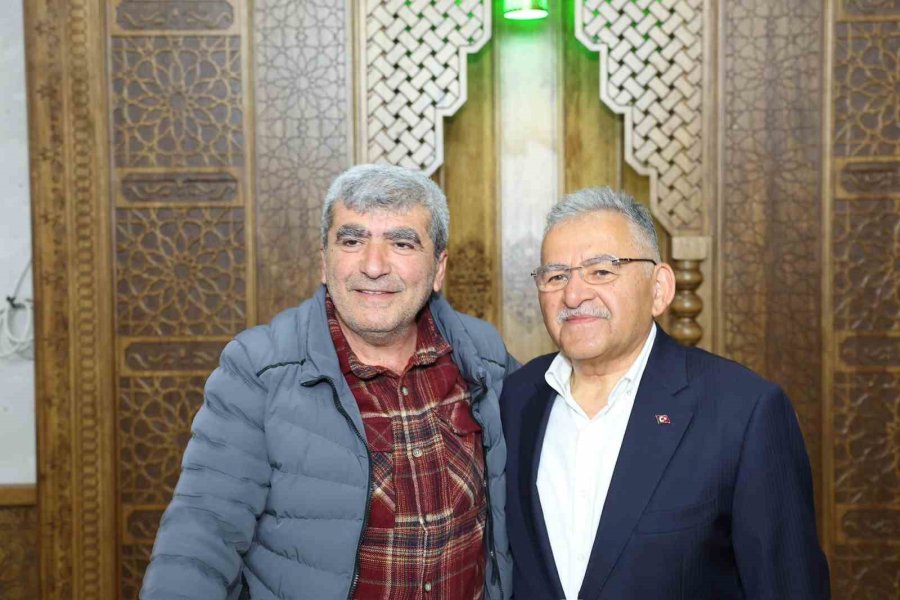 Başkan Büyükkılıç, Teravih Sonrası Vatandaşla Buluştu