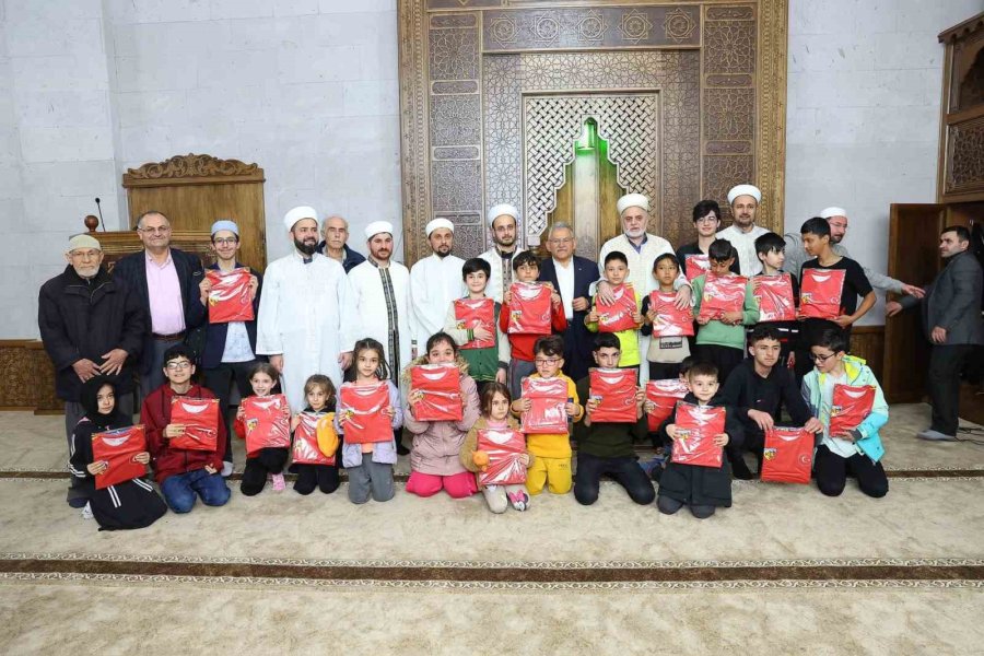 Başkan Büyükkılıç, Teravih Sonrası Vatandaşla Buluştu