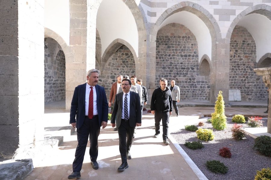 Vali Çiçek, Restorasyonu Tamamlanan Köşk Medrese’ye Hayran Kaldı