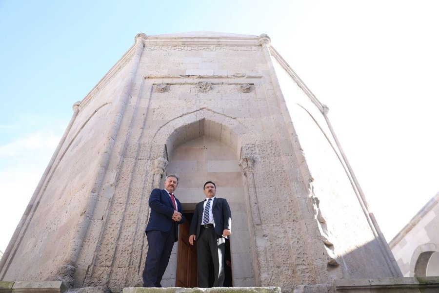 Vali Çiçek, Restorasyonu Tamamlanan Köşk Medrese’ye Hayran Kaldı