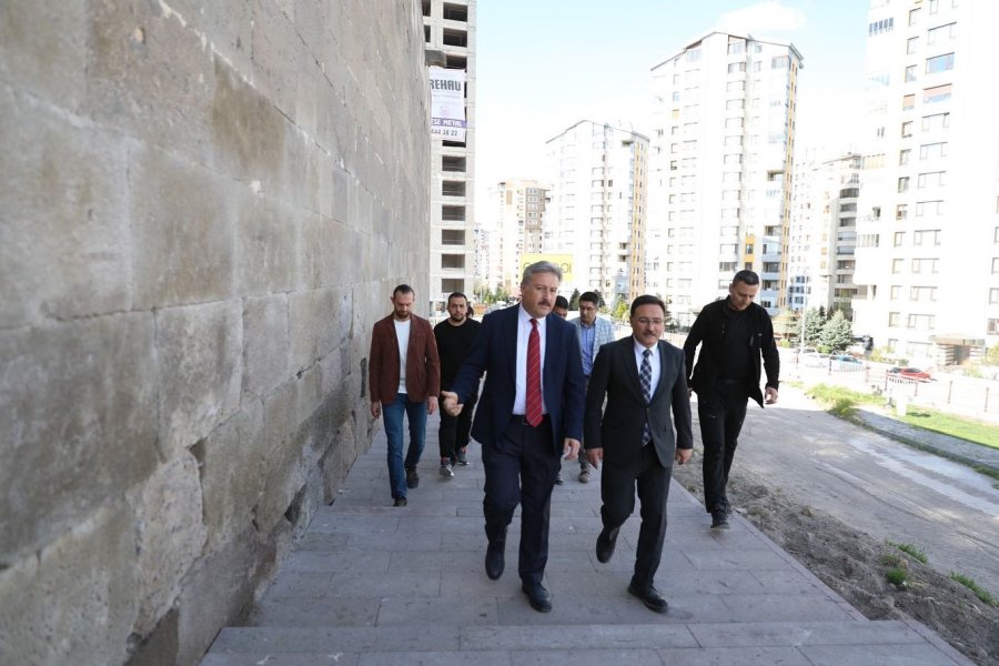 Vali Çiçek, Restorasyonu Tamamlanan Köşk Medrese’ye Hayran Kaldı