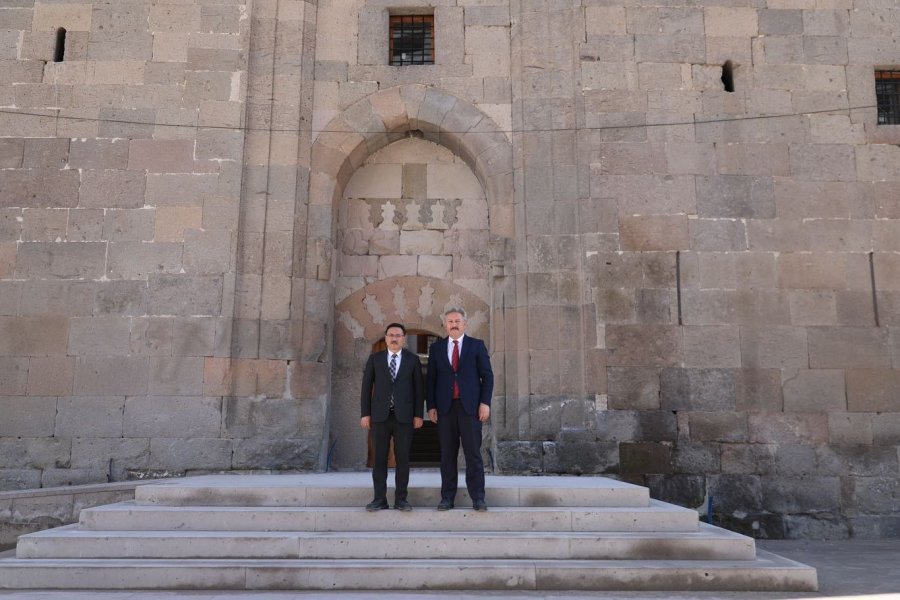 Vali Çiçek, Restorasyonu Tamamlanan Köşk Medrese’ye Hayran Kaldı