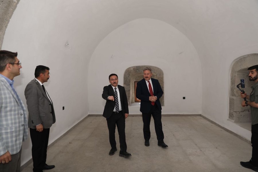 Vali Çiçek, Restorasyonu Tamamlanan Köşk Medrese’ye Hayran Kaldı