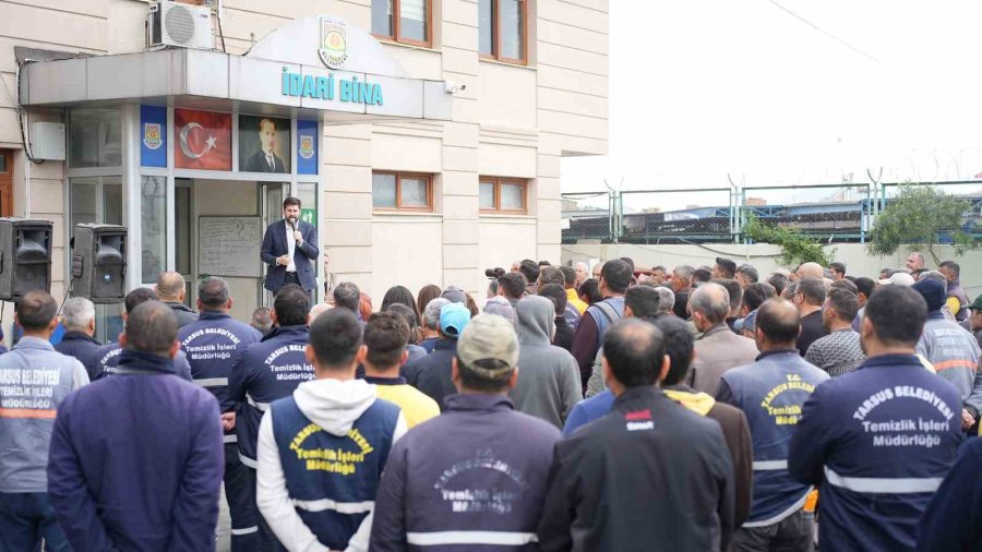 Başkan Boltaç, Temizlik Personeliyle Bayramlaştı