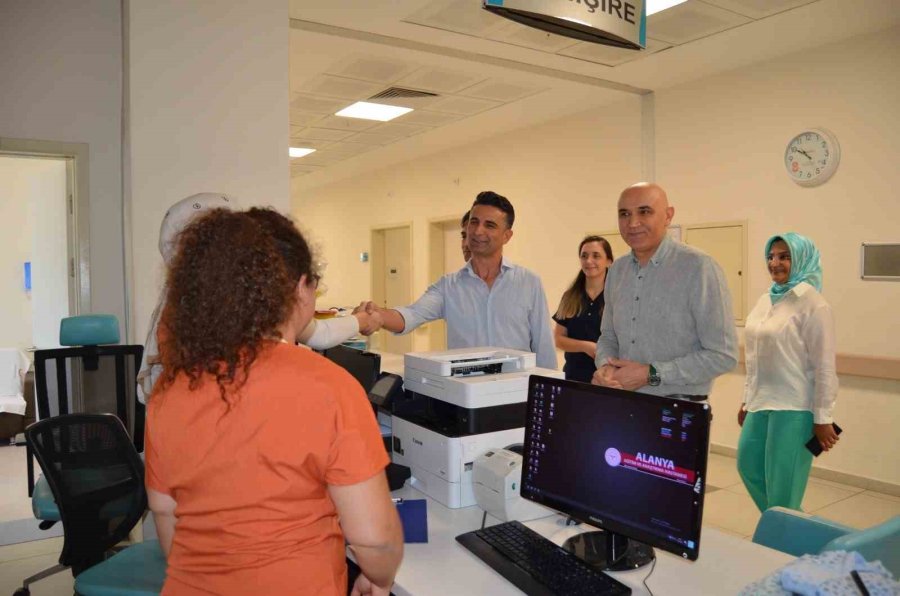 Alkü Hastanesinde Mesaideki Personele Bayram Kutlaması