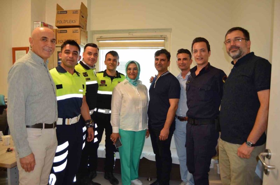 Alkü Hastanesinde Mesaideki Personele Bayram Kutlaması