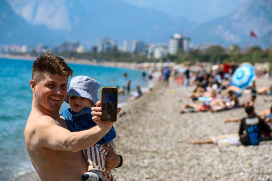 Antalya’da Dünyaca Ünlü Sahilde Bayramdaki Yoğunluk Yaz Aylarını Aratmadı