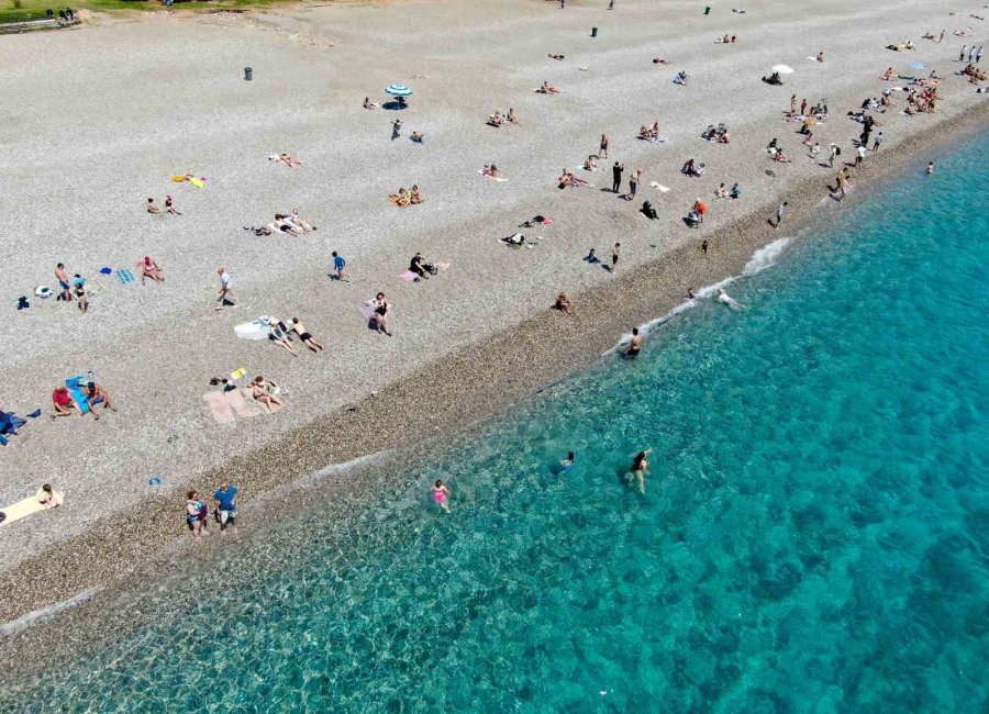 Antalya’da Dünyaca Ünlü Sahilde Bayramdaki Yoğunluk Yaz Aylarını Aratmadı