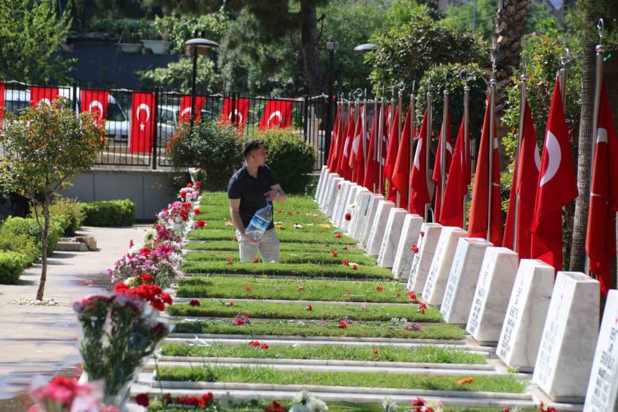 Şehit Mezarlığında En Buruk Bayram