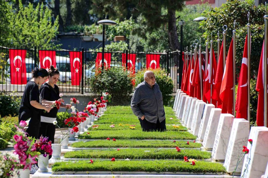 Şehit Mezarlığında En Buruk Bayram