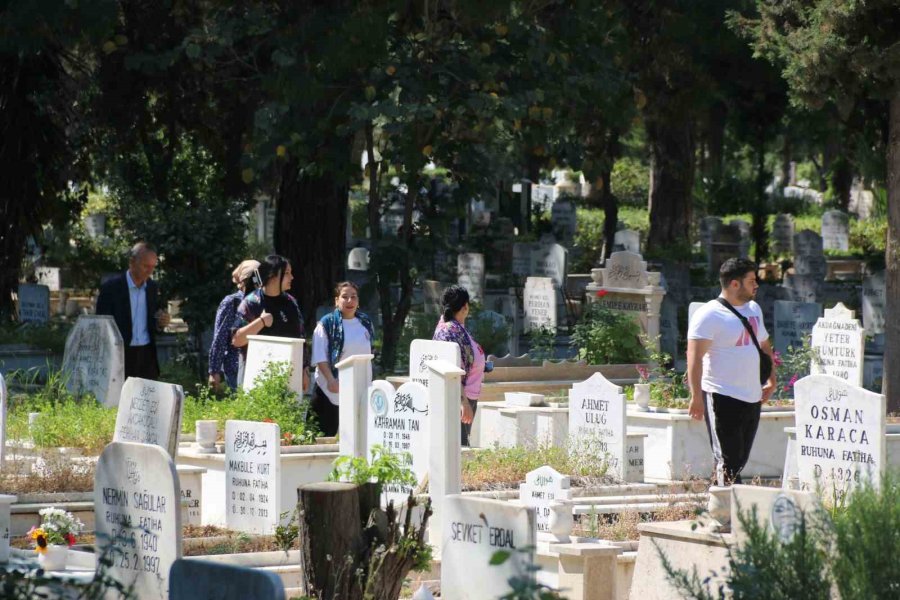 Şehit Mezarlığında En Buruk Bayram
