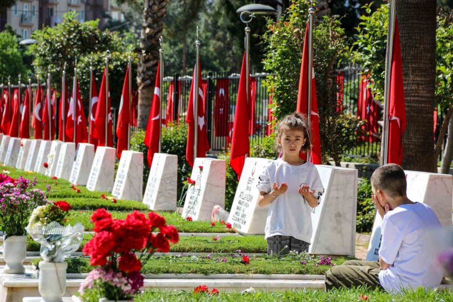 Şehit Mezarlığında En Buruk Bayram