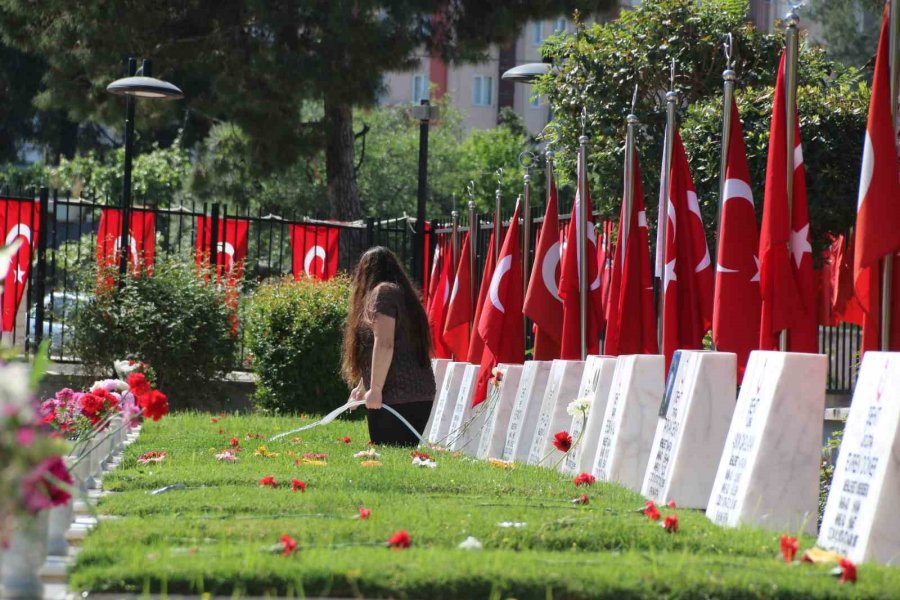 Şehit Mezarlığında En Buruk Bayram