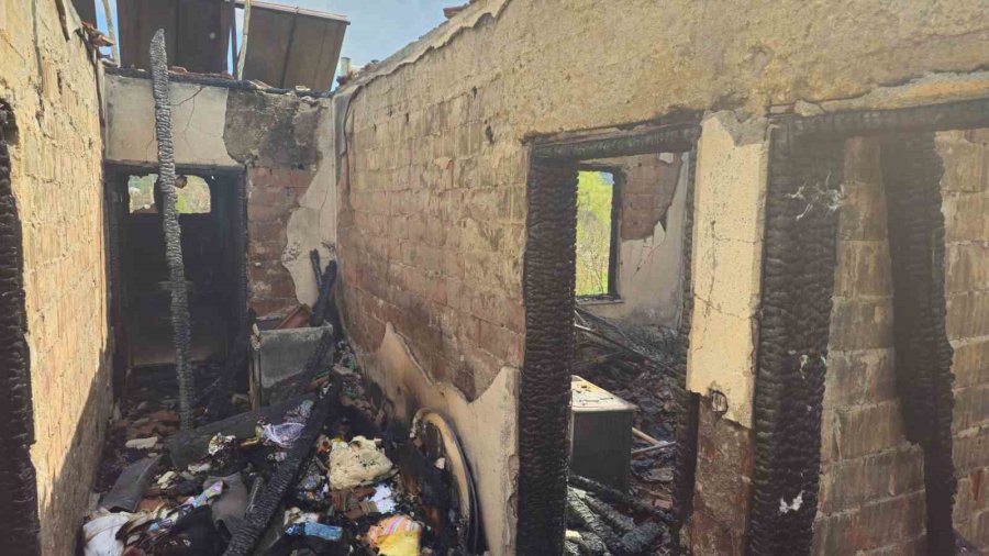 Müstakil Ev Yanarak Kullanılamaz Hale Geldi