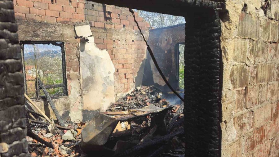 Müstakil Ev Yanarak Kullanılamaz Hale Geldi