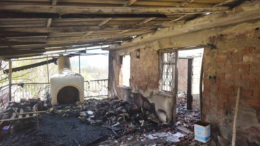 Müstakil Ev Yanarak Kullanılamaz Hale Geldi