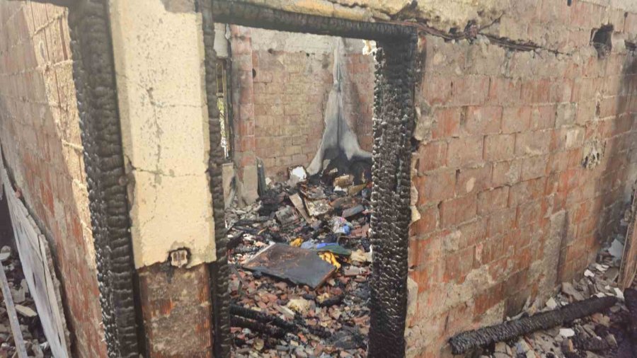 Müstakil Ev Yanarak Kullanılamaz Hale Geldi