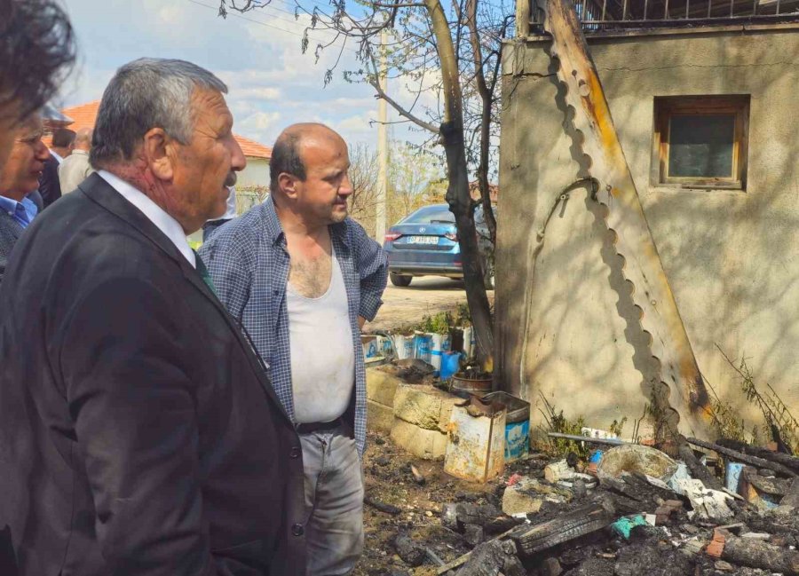 Müstakil Ev Yanarak Kullanılamaz Hale Geldi