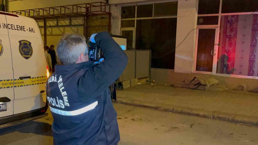 Babasının Yerine Beklediği Bekçi Kulübesinde Husumetlilerinin Saldırısına Uğradı