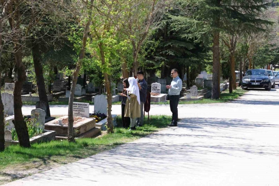 Kaybettikleri Yakınlarını Bayramda Yalnız Bırakmadılar