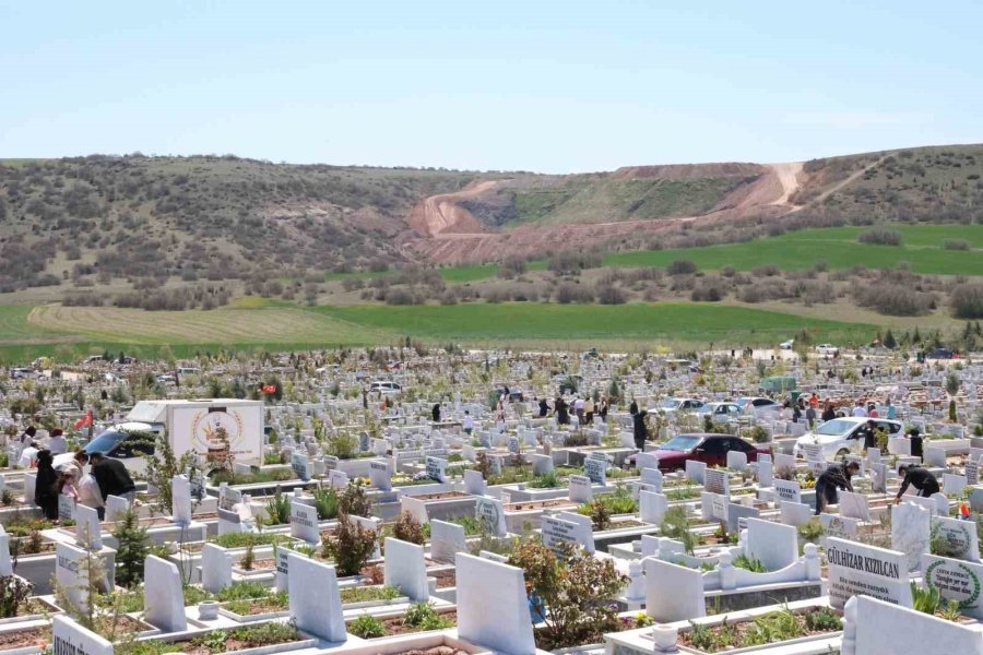 Kaybettikleri Yakınlarını Bayramda Yalnız Bırakmadılar