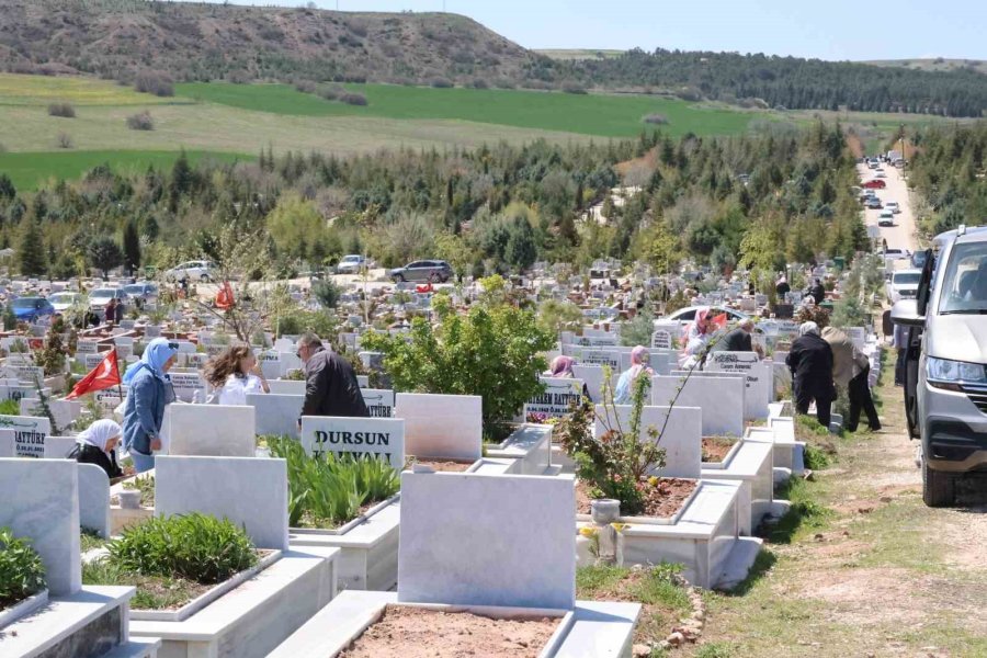 Kaybettikleri Yakınlarını Bayramda Yalnız Bırakmadılar