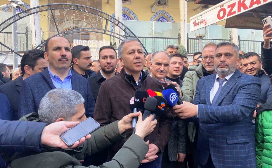 İçişleri Bakanı Yerlikaya Bayram Namazını Konya’da Kıldı